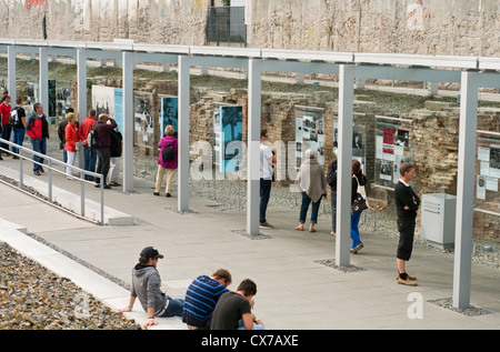 Les touristes à la topographie de la terreur musée en plein air à Berlin, en Allemagne, qui comprend une section préservée du mur de Berlin Banque D'Images