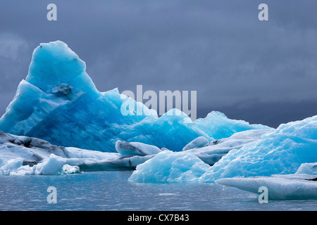 Iceburgs flottant dans la lagune glaciaire du Jökulsárlón, Islande Banque D'Images