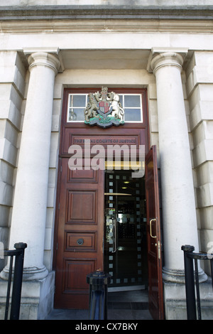 Cour royale de justice, d'entrée de la Cour royale de hauteur ; portes en bois, les armoiries de Belfast Banque D'Images