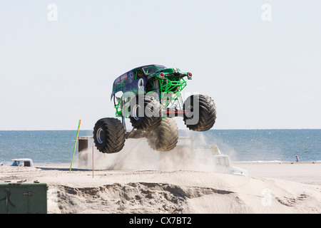 Fossoyeur au monster truck show/concurrence sur la plage, Wildwood, NJ Banque D'Images