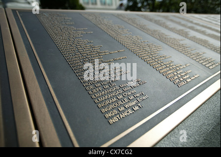 Cinq plaques en bronze sur un socle de 9 mètres (30 pieds) de large, en nommant tous les 1 512 victimes de la catastrophe, les passagers et l'équipage Banque D'Images