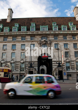 London taxi driving passé l'hôtel Marriot de Westminster Bridge Road, City of Westminster, London, England, United Kingdom Banque D'Images