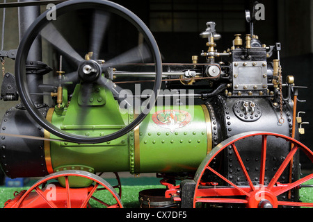 Vieille locomotive à vapeur vintage avec roulement de roue motrice et des bielles en assemblée générale industrielle grunge Banque D'Images