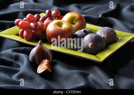 Plateau de fruits - une nature morte d'un plateau de fruits assortis. Banque D'Images