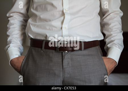 Ceinture et pantalon costume classique d'un homme avec ses mains dans les poches Banque D'Images