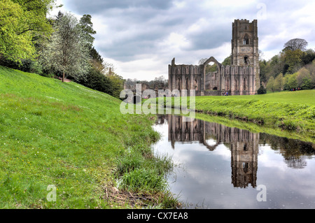 Ruines de Fountains Abbey, Studley Royal Park, North Yorkshire, England, UK Banque D'Images