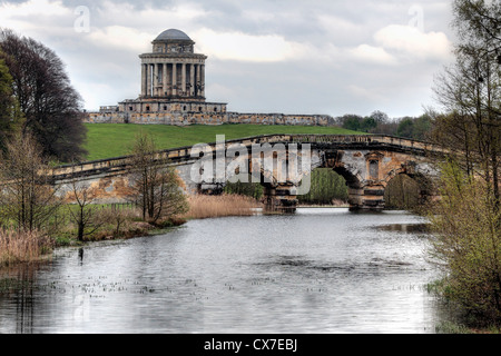 Mausolée et pont, Castle Howard, North Yorkshire, England, UK Banque D'Images