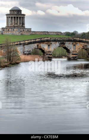 Mausolée et pont, Castle Howard, North Yorkshire, England, UK Banque D'Images