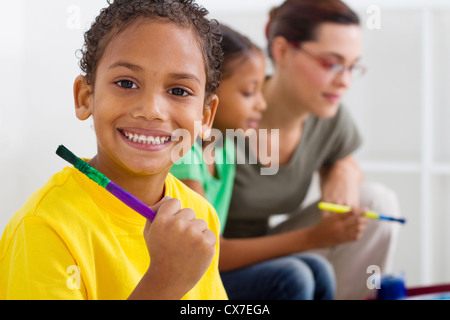 Heureux garçon en classe préscolaire indien Banque D'Images