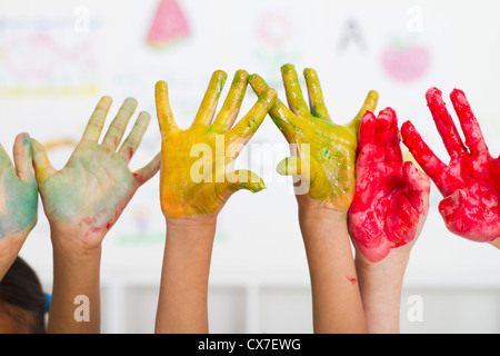 Les enfants les mains couvertes de peinture Banque D'Images