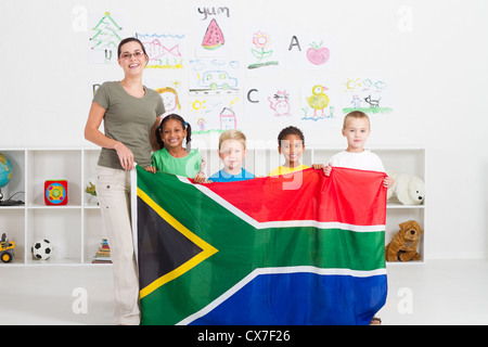 Jardin d'Afrique du Sud et les étudiants avec teahcer drapeau afrique du sud Banque D'Images