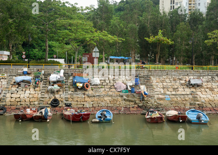 Petits bateaux de pêche amarrés sur le canal de la rivière Silvermine. La Chine l'île de Lantau Mui Wo Banque D'Images