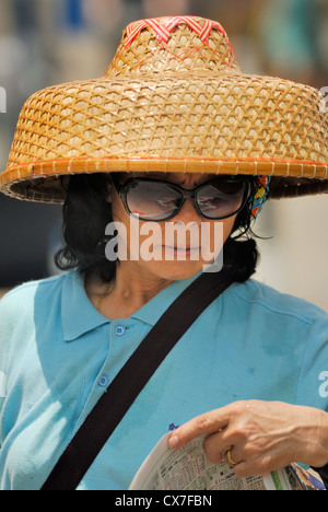 Les femmes asiatiques portant un chapeau conique traditionnel tissé. Banque D'Images