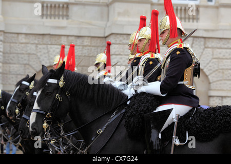 Household Cavalry, relève de la garde à Horse Guards Parade, London, UK Banque D'Images