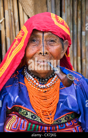 Femme Kuna fumant une pipe ; Playon Chico Village, San Blas, Panama Banque D'Images