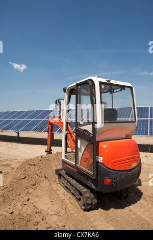 Digger sur panneau solaire construction site Banque D'Images