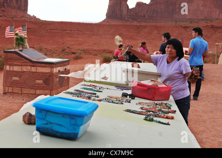 Famille indienne Navajo Native vendant des souvenirs à Monument Valley, Arizona, États-Unis Banque D'Images