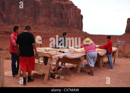 Famille indienne Navajo Native vendant des souvenirs à Monument Valley, Arizona, États-Unis Banque D'Images