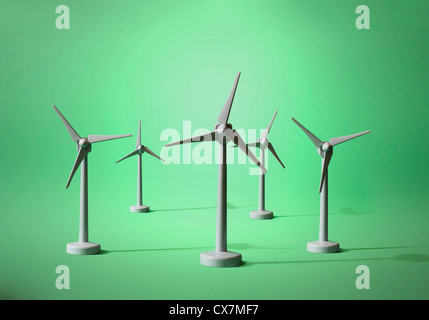 Cinq modèles d'éoliennes sur un fond vert Banque D'Images