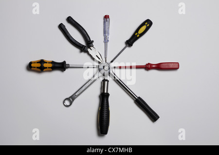Divers outils disposées en cercle, connecté au centre Banque D'Images