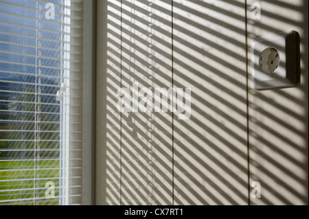 La lumière du soleil après une tempête brise les blinds Banque D'Images