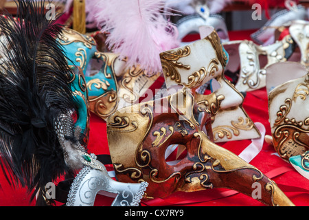 Divers masque de Venise sur un stand de marché à Venise. Banque D'Images