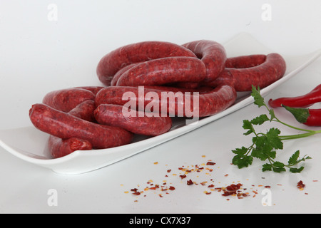 Saucisse Merguez crus une saucisse épicée de l'Algérie et d'Afrique du Nord. Banque D'Images