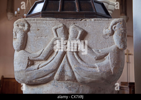 Mermen sur un Norman ou plus tôt font à St George's Church à Anstey, Herts Banque D'Images