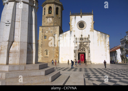 Église Sao Joao Baptista dans Plaza da Republica à Tomar, Portugal. Banque D'Images