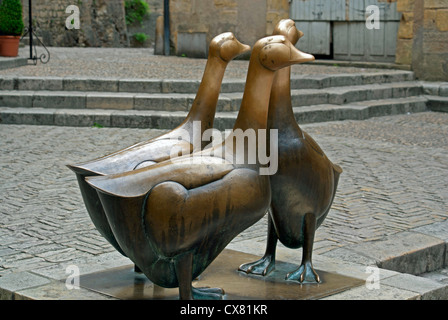 La sculpture de bronze de trois oies au lieu des marches aux Oies (la poule) Marché à Sarlat, France Banque D'Images