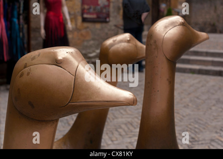 Close-up de la sculpture de bronze de trois oies au lieu des marches aux Oies (la poule) Marché à Sarlat, France Banque D'Images