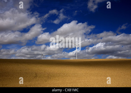 Éoliennes et ciel bleu, de l'Espagne. Banque D'Images