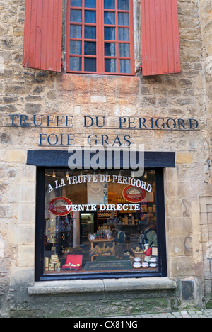 La fenêtre d'une boutique à Sarlat, vente de foie gras et autres produits locaux. Banque D'Images