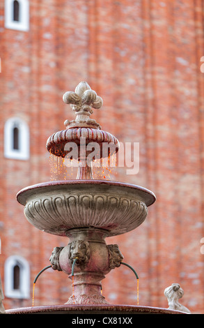 Une fontaine traditionnelle fonctionne avec du vin pour célébrer le Carnaval de Venise à la place San Marco à Venise,Italie. Banque D'Images