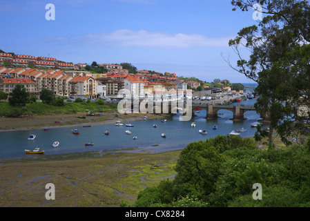 San Vicente de la Barquera en Espagne. Banque D'Images