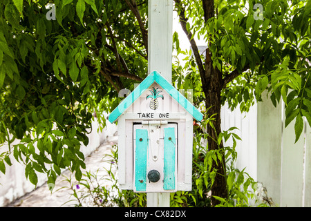 Une boîte vocale d'information sur le petit village de Hope Town, Elbow Cay de Nassau, aux Bahamas. Banque D'Images
