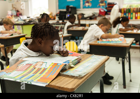 Les enfants de l'école des Bahamas à New Plymouth sur Green Turtle Cay, Bahamas. Banque D'Images