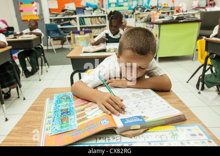 Les enfants de l'école des Bahamas à New Plymouth sur Green Turtle Cay, Bahamas. Banque D'Images