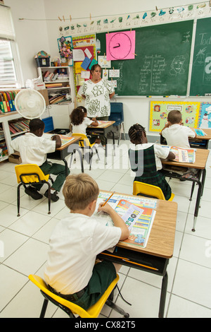 Les enfants de l'école des Bahamas à New Plymouth sur Green Turtle Cay, Bahamas. Banque D'Images