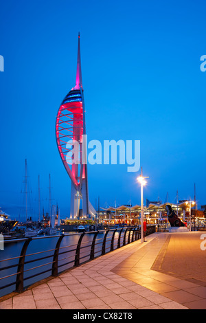 La Spinnaker Tower, 170 mètres de haut une attraction touristique historique donnant sur le port de Portsmouth, a ouvert en octobre 2005 Banque D'Images