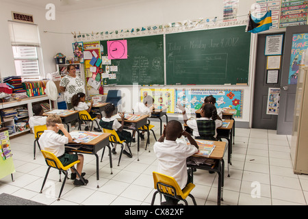 Les enfants de l'école des Bahamas à New Plymouth sur Green Turtle Cay, Bahamas. Banque D'Images