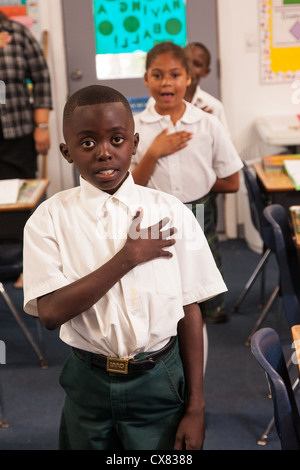 Les enfants de l'école des Bahamas allégeance au drapeau à New Plymouth sur Green Turtle Cay, Bahamas. Banque D'Images