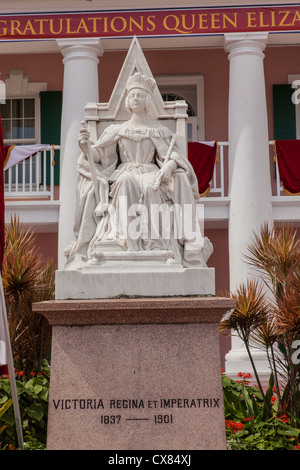 Statue de la reine Victoria, en face de l'Édifice du Sénat rose à la place du Parlement décorée pour l'imprimeur de la 60ème jubilé en NAS Banque D'Images