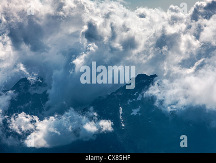 Image de nuages impressionnante réunissant plus de la haute-montagne dans les Alpes. Banque D'Images