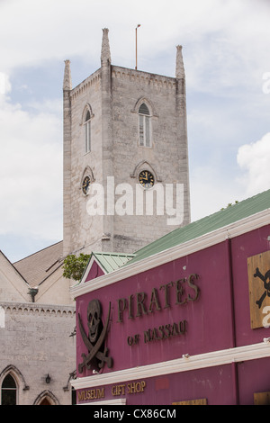 Musée des pirates et la cathédrale Christ Church Anglican Church à Nassau , Bahamas. Banque D'Images