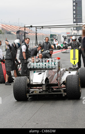Mécanique Mercedes GP effectuer pit stop sur la voiture de Nico Rosberg pendant les essais au circuit de Montmelo à Barcelone, Espagne Banque D'Images