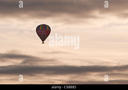 Bristol multicolores en vol en montgolfière Banque D'Images