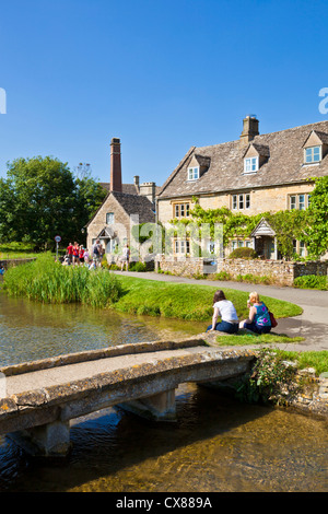 Cotswolds village de Lower Slaughter maisons dans le village à côté de la rivière Eye les cotswolds Gloucestershire Angleterre GB Europe Banque D'Images