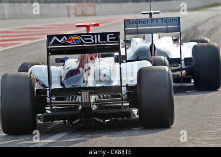 Toro Rosso et Sauber F1 voitures quittant la voie des stands à Montmelo racing track à Barcelone, Espagne, saison 2011 Banque D'Images