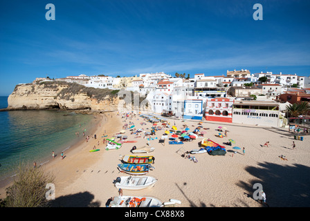 ALGARVE, PORTUGAL. Une vue sur la ville et la plage de Praia do Carvoeiro. 2012. Banque D'Images